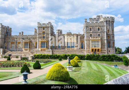 Windsor Castle Upper Ward et East Terrace, Windsor, Angleterre, incluant des jardins, la Tour du Prince de Galles et la Tour Brunswick Banque D'Images