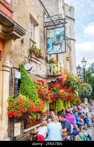 Le pub Two Brewers, situé dans le centre-ville de Windsor, Berkshire, dans le sud-est de l'Angleterre, accueille des clients qui boivent à l'extérieur sur le bord de la route par une journée ensoleillée Banque D'Images