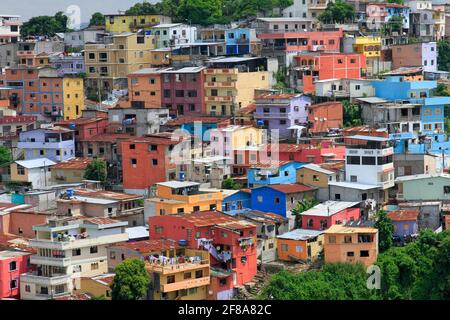 Maisons peintes en couleurs sur Hillside à Guayaquil, Equateur, Amérique du Sud Banque D'Images