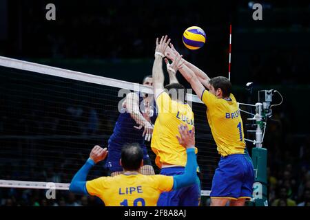 L'équipe nationale brésilienne de volley-ball remporte le match final de la médaille d'or contre l'Italie aux Jeux Olympiques d'été de Rio 2016, au stade Maracanazinho. Banque D'Images