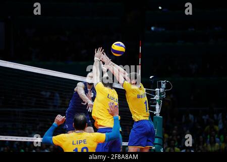 L'équipe nationale brésilienne de volley-ball remporte le match final de la médaille d'or contre l'Italie aux Jeux Olympiques d'été de Rio 2016, au stade Maracanazinho. Banque D'Images