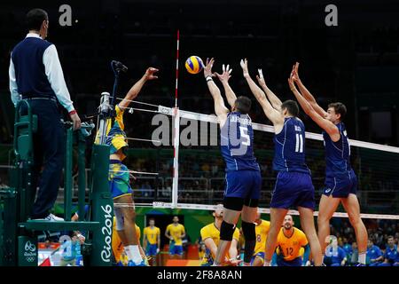 L'équipe nationale brésilienne de volley-ball remporte le match final de la médaille d'or contre l'Italie aux Jeux Olympiques d'été de Rio 2016, au stade Maracanazinho. Banque D'Images