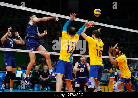 L'équipe nationale brésilienne de volley-ball remporte le match final de la médaille d'or contre l'Italie aux Jeux Olympiques d'été de Rio 2016, au stade Maracanazinho. Banque D'Images