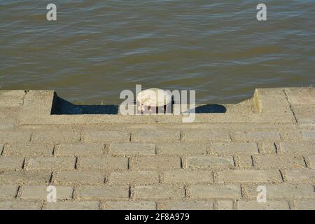 poteau métallique pour amarrer des navires sur une rive de rivière Banque D'Images