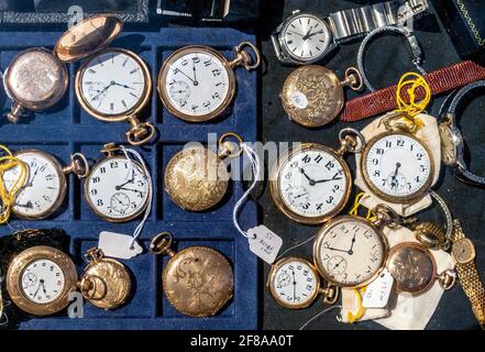 Une belle exposition de montres de poche anciennes sont à vendre lors d'un événement en plein air Banque D'Images