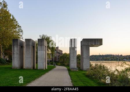 Vue sur le paysage extérieur sur la promenade au bord de la rivière Meuse et le gouvernement du Limbourg pendant le coucher du soleil à Maastricht, pays-Bas. Banque D'Images