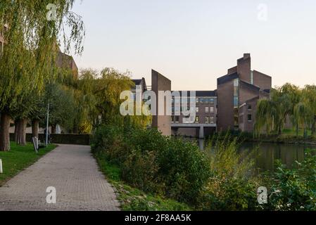 Vue sur le paysage extérieur sur la promenade au bord de la rivière Meuse et le gouvernement du Limbourg pendant le coucher du soleil à Maastricht, pays-Bas. Banque D'Images