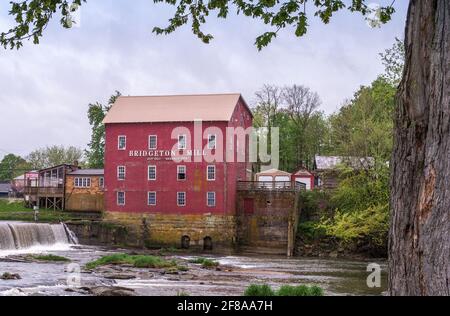 Bridgton Indiana USA Mai 2019; un moulin à farine d'époque se trouve au bord de Mill Pond, près d'une cascade pittoresque dans le comté de parke Indiana USA Banque D'Images