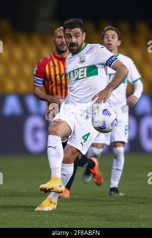 Francesco Magnanelli, le milieu de terrain italien de Sassuolo, contrôle le ballon lors de la série UN match de football entre Benevento et US Sassuolo au stade Ciro Vigorito, à Benevento, en Italie, le 12 avril 2021 Banque D'Images