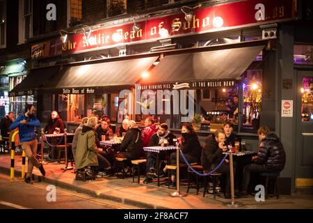 Londres, Royaume-Uni. 13 avril 2021. Les gens se rassemblent à Soho, Londres, où les rues étaient fermées à la circulation alors que les bars et les restaurants ouvraient pour manger et boire à l'extérieur, tandis que les mesures de confinement sont assouplies dans tout le Royaume-Uni. Date de la photo: Mardi 13 avril 2021. Le crédit photo devrait se lire: Matt Crossick/Empics/Alamy Live News Banque D'Images