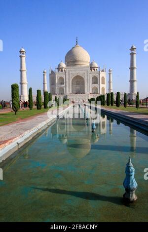 Le Taj Mahal se reflète dans un bassin d'eau avec un ciel bleu à Agra, en Inde Banque D'Images