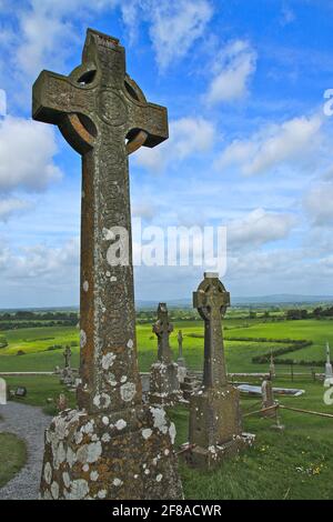 Pierre Mossy Croix celtique ou Croix contre ciel bleu vif Et Green Grass en Irlande Banque D'Images