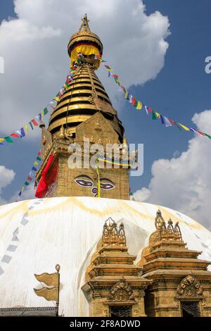 Stupa or ou clocher de Swayambhunath ou Temple de singe à Katmandou, Népal contre ciel bleu Banque D'Images