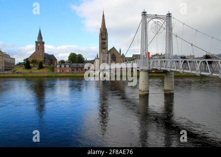 Pont et église d'Inverness en Écosse avec Blue Sky réfléchi Dans River Banque D'Images