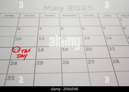 JOUR D'imposition AMÉRICAIN inscrit sur le calendrier en mai 17 2021 pour illustrer la nouvelle date de prolongation des déclarations de revenus fédérales de l'IRS. Concept de date limite d'imposition aux États-Unis Banque D'Images