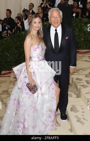 Ricki Noel Lander, Robert Kraft lors de la rencontre de 2018 des corps célestes de Gala de costume, tenue au Metropolitan Museum of Art de New York, le lundi 7 mai 2018. Photo de Jennifer Graylock-Graylock.com 917-519-7666 Banque D'Images