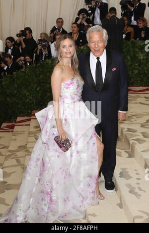 Ricki Noel Lander, Robert Kraft lors de la rencontre de 2018 des corps célestes de Gala de costume, tenue au Metropolitan Museum of Art de New York, le lundi 7 mai 2018. Photo de Jennifer Graylock-Graylock.com 917-519-7666 Banque D'Images