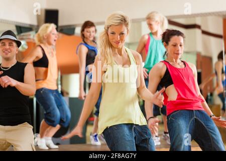 La Zumba ou Jazzdance - jeunes dansant dans un studio ou dans la salle de sport Le sport ou la pratique d'un certain nombre de danse Banque D'Images