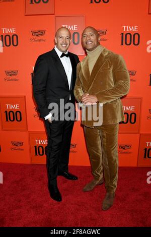 Hiram Garcia, Dwayne le Rock Johnson arrive au Gala 2019 FOIS 100, qui s'est tenu au Jazz au Lincoln Center à New York le mardi 23 avril 2019. Photo de Jennifer Graylock-Graylock.com 917-519-7666, New York, New York - -EN PHOTO : Hiram Garcia, Dwayne The Rock Johnson Jennifer Graylock-Graylock.com -GRA 7447 Jennifer Graylock-Graylock.com Banque D'Images