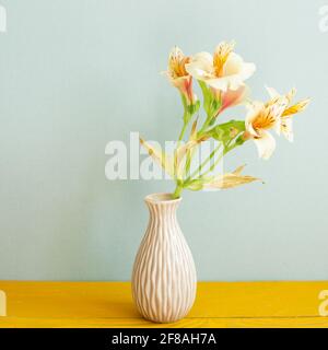 Vase de fleurs jaunes d'alstroemeria sur table en bois. Intérieur de la maison Banque D'Images