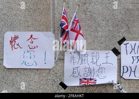 HONG KONG, HONG KONG SAR, CHINE : 13 AVRIL 2021. Fleurs et hommages au prince Philip, duc d'Édimbourg placé à l'extérieur des bureaux du consulat général britannique à Admiralty Hong Kong. Le mari de la reine Elizabeth II, âgé de 99 ans, est décédé le 9 avril 2021 au château de Windsor.en tant qu'ancienne colonie britannique, de nombreux citoyens de Hong Kong ont encore de bons souvenirs de leurs relations avec les Britanniques. Alamy Live News/Jayne Russell Banque D'Images