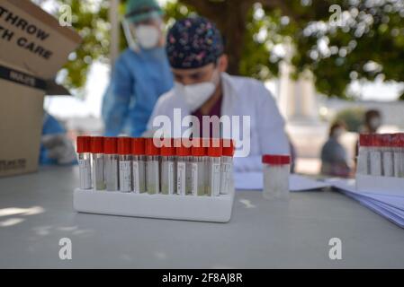 San Salvador, El Salvador. 27 juillet 2020. Un jeu de tubes à essai avec des échantillons à tester pour la nouvelle maladie du coronavirus est vu sur une table au Salvador del Mundo plaza. Au Salvador, 400 cas positifs de COVID-19 ont été confirmés plusieurs jours et plus de 200,000 tests COVID-19 ont été effectués par le Ministère de la santé. (Photo de Camilo Freedman/SOPA Images/Sipa USA) crédit: SIPA USA/Alay Live News Banque D'Images