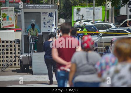 San Salvador, El Salvador. 27 juillet 2020. Les salvadoriens se font la queue dans des échantillons qui seront testés pour la nouvelle maladie du coronavirus au Salvador del Mundo plaza. Au Salvador, 400 cas positifs de COVID-19 ont été confirmés plusieurs jours et plus de 200,000 tests COVID-19 ont été effectués par le Ministère de la santé. (Photo de Camilo Freedman/SOPA Images/Sipa USA) crédit: SIPA USA/Alay Live News Banque D'Images