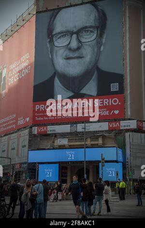 Madrid, Espagne. 12 avril 2021. Angel Gabilondo, candidat PSOE pour la Communauté de Madrid sur une affiche électorale sur la Plaza de Callao à Madrid. (Photo de Fer Capdepon Arroyo/Pacific Press) Credit: Pacific Press Media production Corp./Alamy Live News Banque D'Images