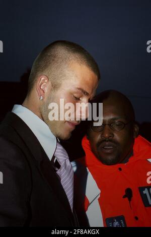 David Beckham de Manchester United signe pour les fans à l'arrivée au stade, avant la préparation finale d'un match à domicile contre Leeds United lors de la premier League 2000-01 au stade Old Trafford à Manchester, samedi 21 octobre 2000. Banque D'Images