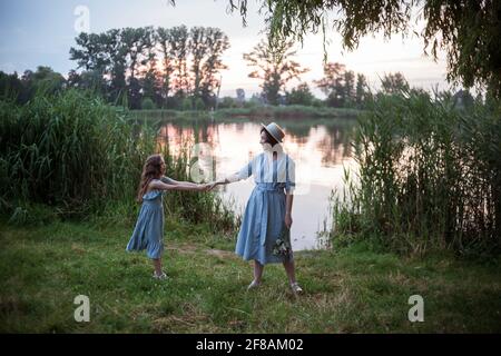 la mère s'amuse avec la fille ou la fille Banque D'Images