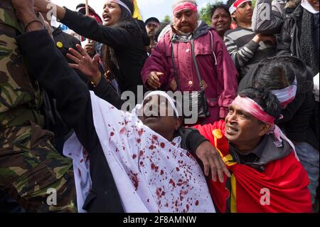 Tamouls protestant contre la guerre civile en cours entre le gouvernement sri-lankais et les Tigres tamouls. Un certain nombre de manifestants portaient des bandages et prétendaient être blessés pour représenter les victimes civiles de la guerre. Le gouvernement sri-lankais a annoncé la défaite des Tigres tamouls le 16 mai 2009, après 26 années de conflit. Parliament Square, Londres, Royaume-Uni. 18 mai 2009 Banque D'Images