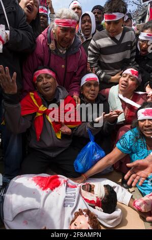 Tamouls protestant contre la guerre civile en cours entre le gouvernement sri-lankais et les Tigres tamouls. Un certain nombre de manifestants portaient des bandages et prétendaient être blessés pour représenter les victimes civiles de la guerre. Le gouvernement sri-lankais a annoncé la défaite des Tigres tamouls le 16 mai 2009, après 26 années de conflit. Parliament Square, Londres, Royaume-Uni. 18 mai 2009 Banque D'Images