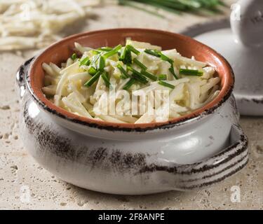 Rémoulade de céleri-rave. Salade de racines de céleri dans de la mayonnaise à la moutarde.
