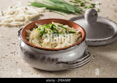 Rémoulade de céleri-rave. Salade de racines de céleri dans de la mayonnaise à la moutarde.