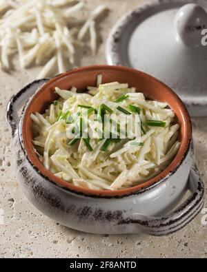 Rémoulade de céleri-rave. Salade de racines de céleri dans de la mayonnaise à la moutarde.