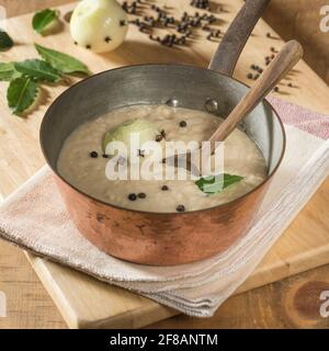 Sauce pain.accompagnement traditionnel au poulet, à la dinde et le gibier à plumes.