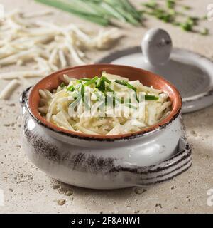 Rémoulade de céleri-rave. Salade de racines de céleri dans de la mayonnaise à la moutarde.