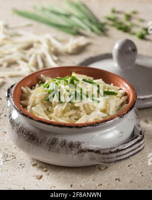 Rémoulade de céleri-rave. Salade de racines de céleri dans de la mayonnaise à la moutarde.