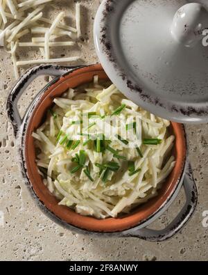 Rémoulade de céleri-rave. Salade de racines de céleri dans de la mayonnaise à la moutarde.
