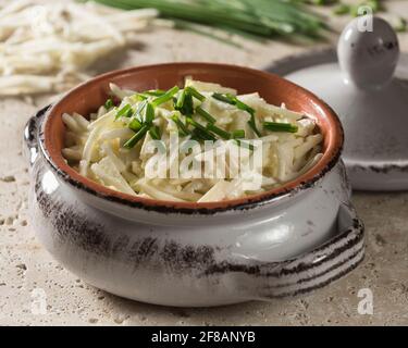 Rémoulade de céleri-rave. Salade de racines de céleri dans de la mayonnaise à la moutarde.
