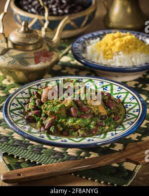 Khoresh ghormeh sabzi. Ragoût d'agneau et d'herbe iranien. Iran alimentation