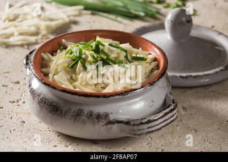Rémoulade de céleri-rave. Salade de racines de céleri dans de la mayonnaise à la moutarde.