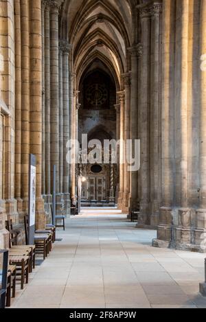 Halberstadt, Allemagne. 05 avril 2021. Vue sur la cathédrale de Halberstadt St. Stephanus et St. Sixtus. Credit: Stephan Schulz/dpa-Zentralbild/ZB/dpa/Alay Live News Banque D'Images