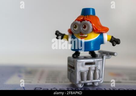 POZNAN, POLOGNE - 06 avril 2021 : figurine Minion en plastique debout sur un photocopieur Banque D'Images