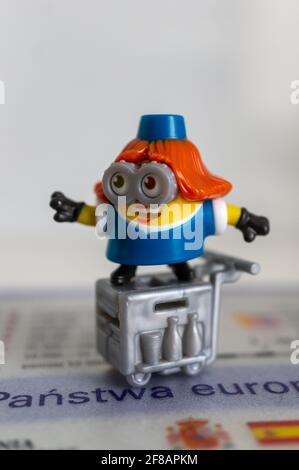 POZNAN, POLOGNE - 06 avril 2021 : figurine Minion en plastique debout sur un photocopieur Banque D'Images