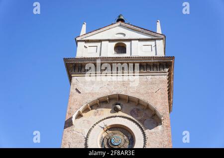 MATOVA, ITALIE - 27 avril 2016 : Tour de l'horloge de l'édifice Palazzo Ducale sur une place du centre-ville Banque D'Images