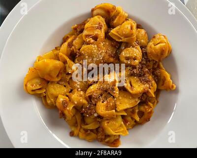 Tortellini à la sauce bolognaise, tortellini al ragù bolognaise, au fromage parmigiano reggiano. Banque D'Images