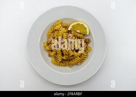 Pâtes italiennes Fusilli avec thon et citron dans un blanc plat Banque D'Images