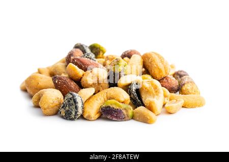Mélange de noix salées isolées sur fond blanc. Banque D'Images