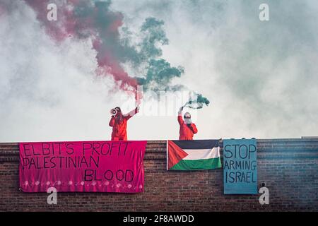 Bristol, Royaume-Uni. 13 avril 2021. Les militants de Palestine action occupent le toit du quartier général de Bristol à Elbit, dans les premières heures de mercredi matin. Des bannières accrochées au toit se lisaient comme suit : « le sang palestinien à but lucratif d’Elbit » et « cessez d’armer Israël ». Aztec West Business Park à Bristol, Royaume-Uni. Crédit: Vladimir Morozov/akxmedia. Credit: Vladimir Morozov/Alamy Live News Banque D'Images